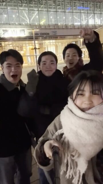 🎬【ショートドラマ公開🎉】
まち物語「#富山旅」
東京で過ごす、いつもの日々。
でも、富山で見た景色は少し違った。
4人の学生が出会った「何気ないけど特別な時間」を描くショートドラマ。
📍撮影地
富山駅
富山市ガラス美術館
環水公園
粋鮨 富山店
黒部宇奈月温泉駅
魚の駅 生地
東山円筒分水槽
旧宮崎酒造
🧑🎤【出演】
・高田歩(@gekidan_madanai )
・赤川葵月(@a0itsuki_o0 )
・北沢聡真(@nakano_kitazawa )
・淺川晴樹(@ashryaho )
🎥【スタッフ】
総責任者:樋口幸男(@bainyako )
脚本:高田歩(@gekidan_madanai )
カメラ:富永碧、須賀わかな
編集:金子颯汰
アシスタント:水野美月、中川彩
🗓【企画・進行】
一般社団法人ばいにゃこ村
株式会社フーライ
劇団まだない(@gekidan_madanai )
🤝【制作協力】
「まち物語」制作チーム
富山県まちづくり総合支援事業
富山市ガラス美術館
粋鮨 富山店
黒部宇奈月温泉駅
魚の駅 生地
ℹ️【ご案内】
「まち物語」はショートドラマを通じて富山県の地域プレイヤーを応援しております。
#まち物語 #ショートドラマ #劇団まだない #富山 #まちづくり